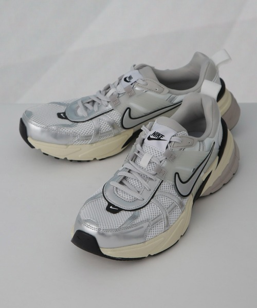 NIKE(ナイキ)の「NIKE/ナイキ V2K ラン(スニーカー・メンズ・ネイビー/グレー・26/27/28)」の2枚目の写真