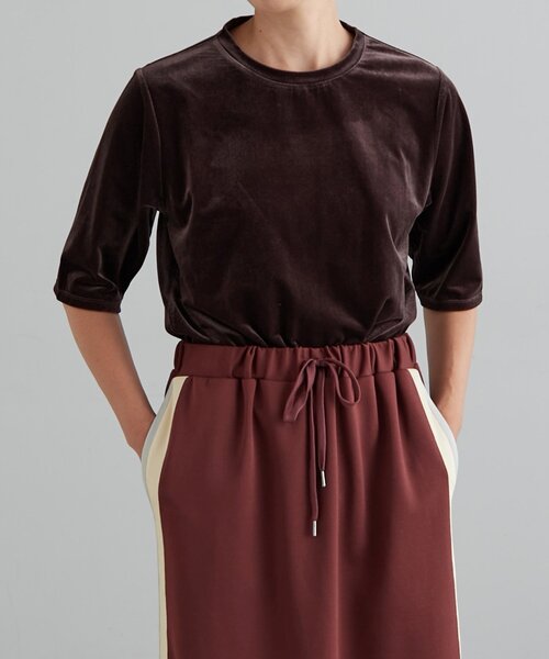 earthy（アーシー）の「【春まで使える！】ベロアTee（Tシャツ/カットソー・レディース・ネイビー/ブラウン/ライトベージュ・FREE）」の2枚目の写真