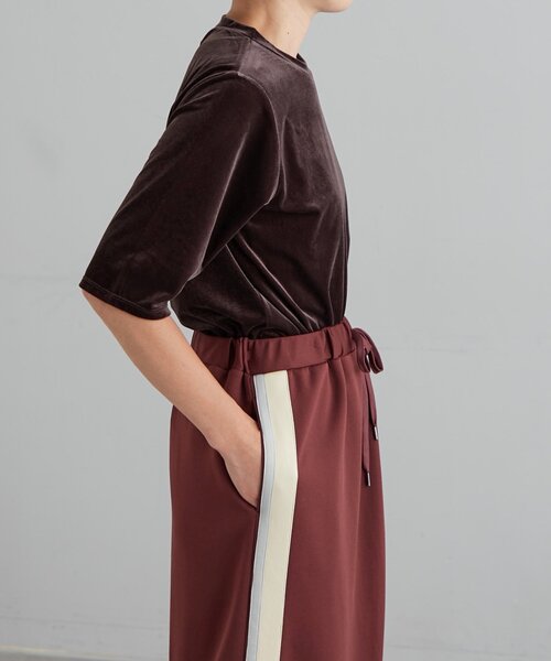 earthy（アーシー）の「【春まで使える！】ベロアTee（Tシャツ/カットソー・レディース・ネイビー/ブラウン/ライトベージュ・FREE）」の9枚目の写真