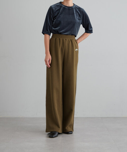 earthy（アーシー）の「【春まで使える！】ベロアTee（Tシャツ/カットソー・レディース・ネイビー/ブラウン/ライトベージュ・FREE）」の21枚目の写真