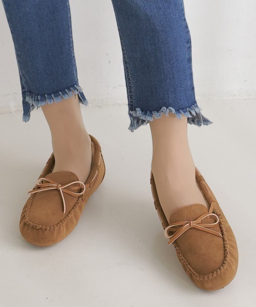 DEMETER(デメテル)の「選べる3デザイン ボリュームファー モカシンシューズ(モカシン/デッキシューズ・レディース・ブラック/グレイッシュベージュ/グレー系その他/イエロー系その他/ブラック系その他2/グレー/ブラック系その他/イエロー系その他2/グレー系その他2/キャメル/ベージュ系その他/ベージュ系その他2・S/M/L/LL)」の1枚目の写真
