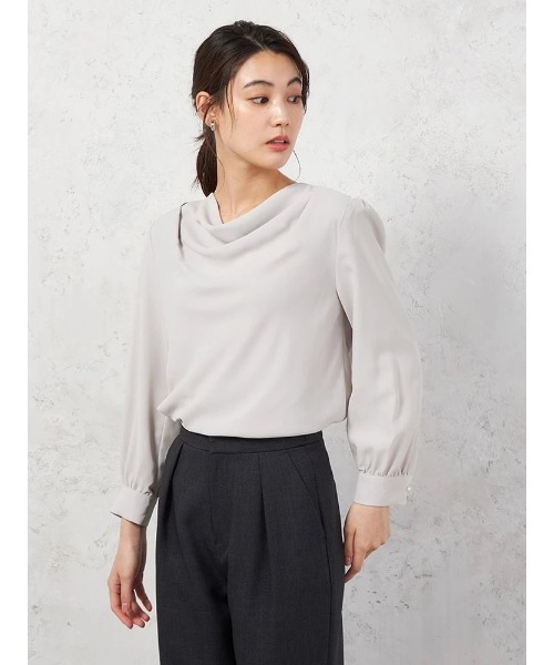 HARUYAMA（ハルヤマ）の「【ストレッチ】ラチネ織 ドレープネックブラウス 9分袖 ウォッシャブル SOFFICE 通年（シャツ/ブラウス・レディース・ライトグレー/ブラウン・S/M/L/LL）」の2枚目の写真