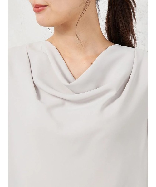 HARUYAMA（ハルヤマ）の「【ストレッチ】ラチネ織 ドレープネックブラウス 9分袖 ウォッシャブル SOFFICE 通年（シャツ/ブラウス・レディース・ライトグレー/ブラウン・S/M/L/LL）」の6枚目の写真