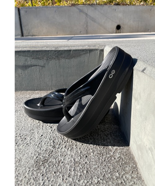 OOFOS(ウーフォス)の「OOFOS/ウーフォス/OOmega(サンダル・レディース・ベージュ/ブラック・7/6/5/8)」の10枚目の写真