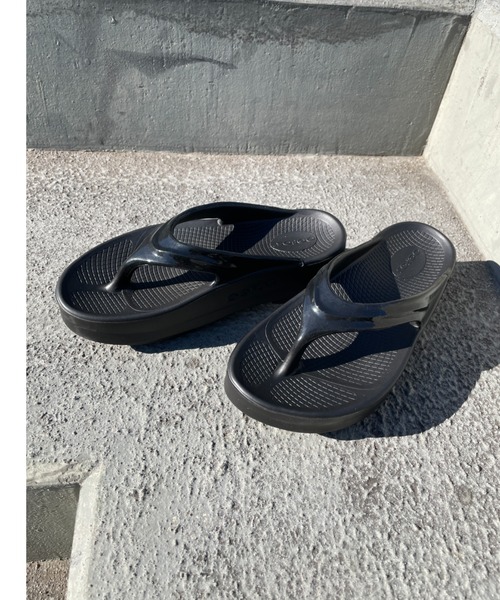 OOFOS(ウーフォス)の「OOFOS/ウーフォス/OOmega(サンダル・レディース・ベージュ/ブラック・7/6/5/8)」の9枚目の写真