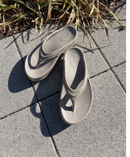 OOFOS(ウーフォス)の「OOFOS/ウーフォス/OOmega(サンダル・レディース・ベージュ/ブラック・7/6/5/8)」の11枚目の写真