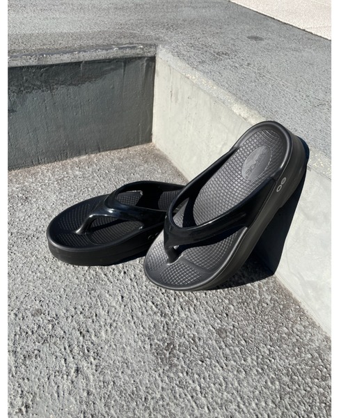 OOFOS(ウーフォス)の「OOFOS/ウーフォス/OOmega(サンダル・レディース・ベージュ/ブラック・7/6/5/8)」の15枚目の写真