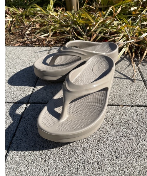 OOFOS(ウーフォス)の「OOFOS/ウーフォス/OOmega(サンダル・レディース・ベージュ/ブラック・7/6/5/8)」の16枚目の写真