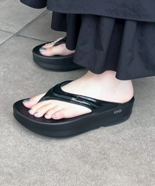 OOFOS(ウーフォス)の「OOFOS/ウーフォス/OOmega(サンダル・レディース・ベージュ/ブラック・7/6/5/8)」の14枚目の写真