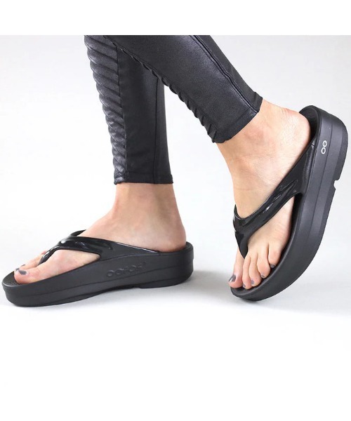 OOFOS(ウーフォス)の「OOFOS/ウーフォス/OOmega(サンダル・レディース・ベージュ/ブラック・7/6/5/8)」の18枚目の写真