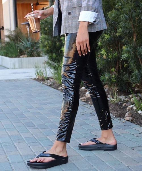 OOFOS(ウーフォス)の「OOFOS/ウーフォス/OOmega(サンダル・レディース・ベージュ/ブラック・7/6/5/8)」の19枚目の写真