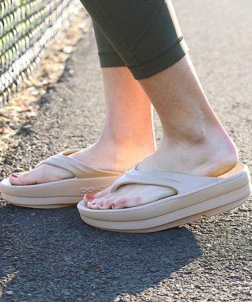 OOFOS(ウーフォス)の「OOFOS/ウーフォス/OOmega(サンダル・レディース・ベージュ/ブラック・7/6/5/8)」の20枚目の写真