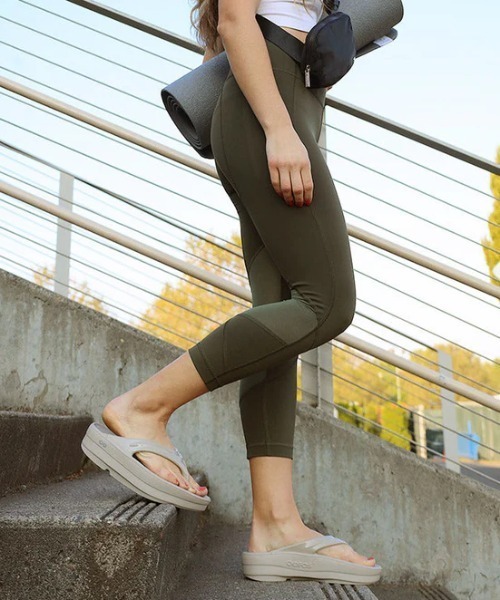 OOFOS(ウーフォス)の「OOFOS/ウーフォス/OOmega(サンダル・レディース・ベージュ/ブラック・7/6/5/8)」の21枚目の写真