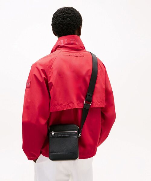 TOMMY HILFIGER（トミーヒルフィガー）の「セントラルミニリポーターバッグ（ボディバッグ/ウエストポーチ・メンズ・ブラック・FREE）」の3枚目の写真