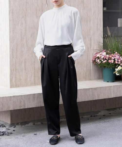 Doux Belle(ドゥーベル)の「ワイドシルエットテーパードパンツ(スラックス・レディース・ベージュ/ブラック・MEDIUM)」の16枚目の写真