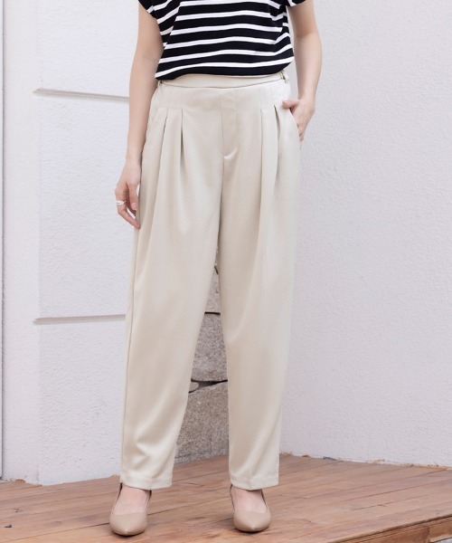 Doux Belle(ドゥーベル)の「ワイドシルエットテーパードパンツ(スラックス・レディース・ベージュ/ブラック・MEDIUM)」の15枚目の写真