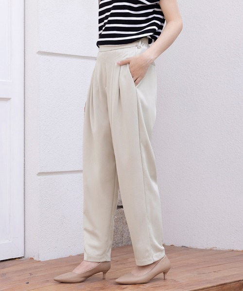 Doux Belle(ドゥーベル)の「ワイドシルエットテーパードパンツ(スラックス・レディース・ベージュ/ブラック・MEDIUM)」の14枚目の写真