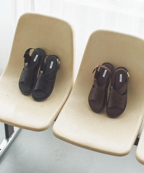 Doux archives（ドゥアルシーヴ）の「クロスデザインフラットサンダル（サンダル・レディース・ブラウン/ブラック・24.5/23.5）」の6枚目の写真