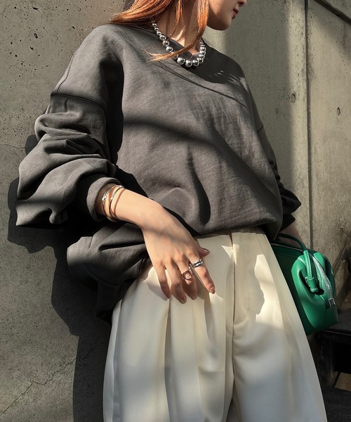 HUG.U（ハグユー）の「「神スウェット誕生」 抜け感 Vネック × ぽわん袖 スウェット（スウェット・レディース・アイボリー/ブラック/グリーン/ライトブルー/カーキブラウン/レッド/ライトグレー/オレンジ/ダークグレー/イエロー・FREE）」の4枚目の写真