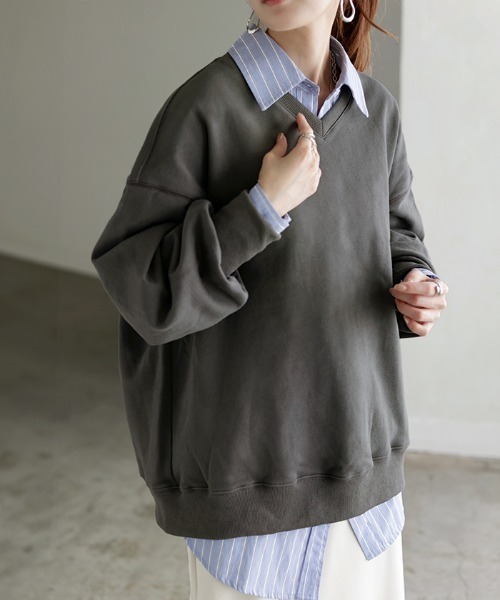 HUG.U（ハグユー）の「「神スウェット誕生」 抜け感 Vネック × ぽわん袖 スウェット（スウェット・レディース・アイボリー/ブラック/グリーン/ライトブルー/カーキブラウン/レッド/ライトグレー/オレンジ/ダークグレー/イエロー・FREE）」の11枚目の写真