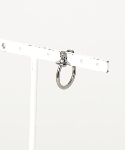 Vivienne Westwood MAN（ヴィヴィアンウエストウッドマン）の「MAN. VERA SINGLE HOOP（ピアス（片耳用）・メンズ・シルバー/ブラック・FREE）」の2枚目の写真