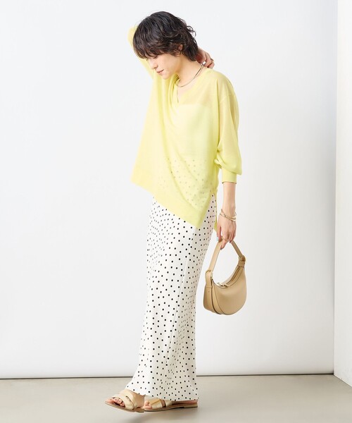 NOLLEY’S Sophi（ノーリーズソフィ）の「麻混シアーVネックプルオーバーニット（ニット/セーター・レディース・イエロー/ライトブルー/ベージュ・38）」の6枚目の写真