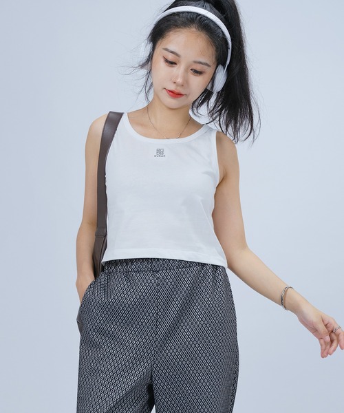 DURAS（デュラス）の「雑誌掲載｜ロゴ刺繍クロップタンクトップ（タンクトップ・レディース・ブラック/ホワイト・SMALL/MEDIUM）」の2枚目の写真
