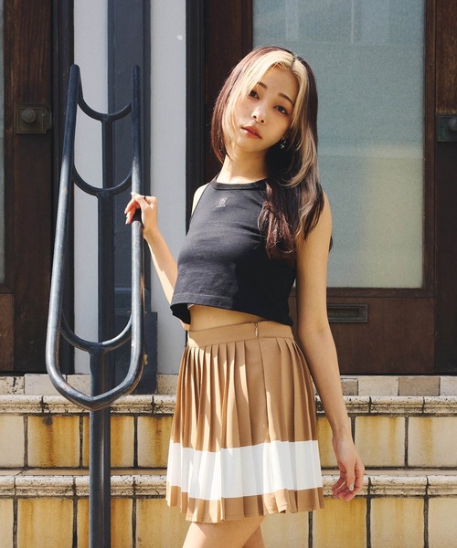 DURAS（デュラス）の「雑誌掲載｜ロゴ刺繍クロップタンクトップ（タンクトップ・レディース・ブラック/ホワイト・SMALL/MEDIUM）」の6枚目の写真