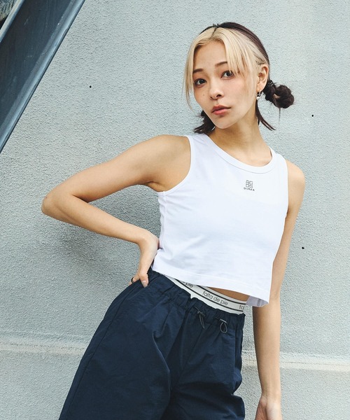 DURAS（デュラス）の「雑誌掲載｜ロゴ刺繍クロップタンクトップ（タンクトップ・レディース・ブラック/ホワイト・SMALL/MEDIUM）」の5枚目の写真