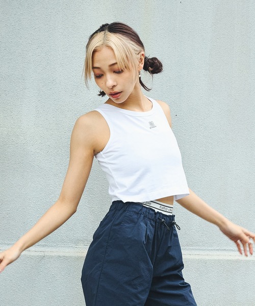 DURAS（デュラス）の「雑誌掲載｜ロゴ刺繍クロップタンクトップ（タンクトップ・レディース・ブラック/ホワイト・SMALL/MEDIUM）」の3枚目の写真