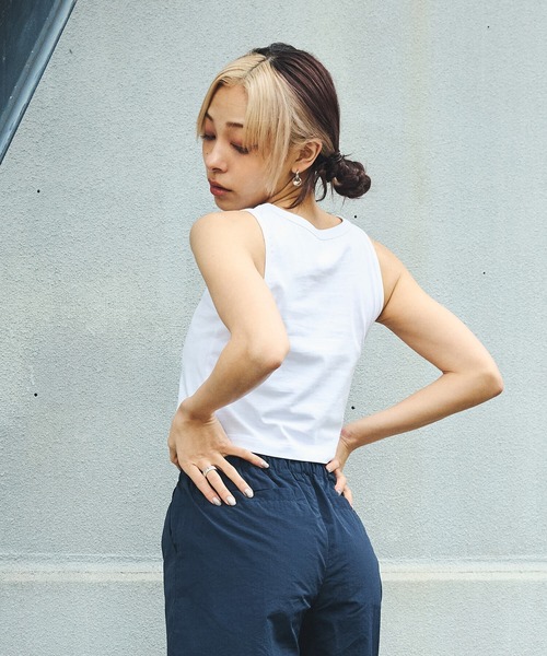 DURAS（デュラス）の「雑誌掲載｜ロゴ刺繍クロップタンクトップ（タンクトップ・レディース・ブラック/ホワイト・SMALL/MEDIUM）」の4枚目の写真