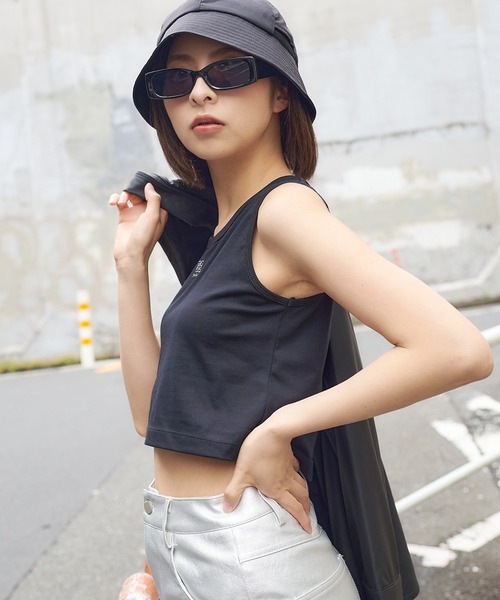 DURAS（デュラス）の「雑誌掲載｜ロゴ刺繍クロップタンクトップ（タンクトップ・レディース・ブラック/ホワイト・SMALL/MEDIUM）」の18枚目の写真