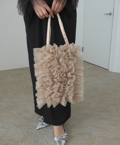 et.UNiVER(エトユニベール)の「Ruffle Bloom Tote(トートバッグ・レディース・ベージュ/ブラック・FREE)」の3枚目の写真