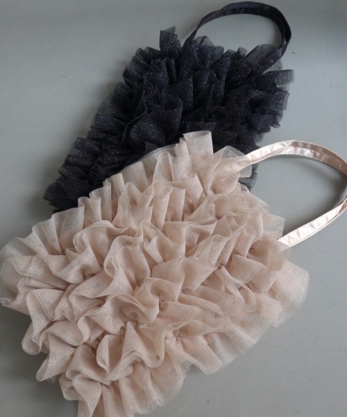 et.UNiVER(エトユニベール)の「Ruffle Bloom Tote(トートバッグ・レディース・ベージュ/ブラック・FREE)」の6枚目の写真