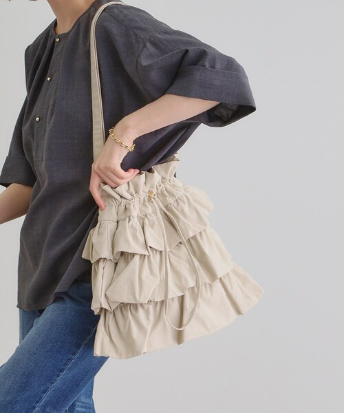 grove(グローブ)の「【晴れの日も雨の日も】撥水ティアードドロストショルダー(ショルダーバッグ・レディース・ダークグレー/アイボリー/ブラック・00)」の2枚目の写真