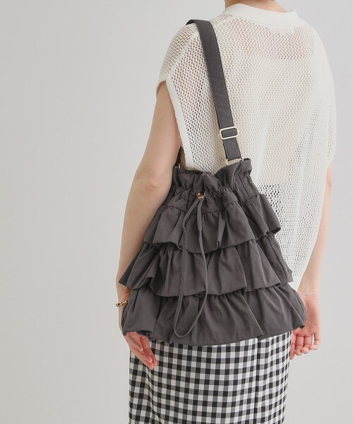 grove(グローブ)の「【晴れの日も雨の日も】撥水ティアードドロストショルダー(ショルダーバッグ・レディース・ダークグレー/アイボリー/ブラック・00)」の3枚目の写真