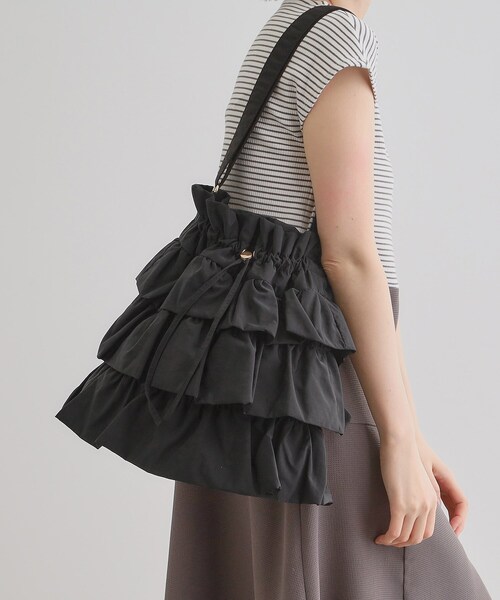 grove(グローブ)の「【晴れの日も雨の日も】撥水ティアードドロストショルダー(ショルダーバッグ・レディース・ダークグレー/アイボリー/ブラック・00)」の1枚目の写真