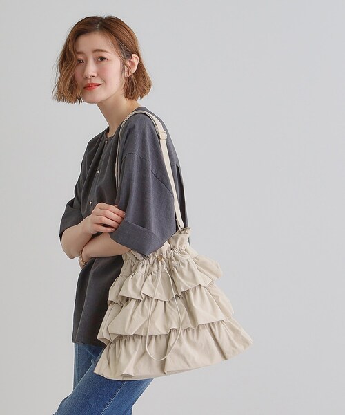 grove(グローブ)の「【晴れの日も雨の日も】撥水ティアードドロストショルダー(ショルダーバッグ・レディース・ダークグレー/アイボリー/ブラック・00)」の4枚目の写真