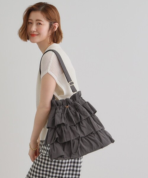 grove(グローブ)の「【晴れの日も雨の日も】撥水ティアードドロストショルダー(ショルダーバッグ・レディース・ダークグレー/アイボリー/ブラック・00)」の6枚目の写真