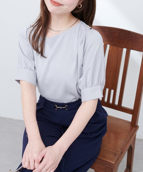 natural couture(ナチュラルクチュール)の「アシメネック金釦装飾ブラウス(シャツ/ブラウス・レディース・イエロー/アイボリー/サックスブルー/ピンク/ブラック・FREE)」の5枚目の写真