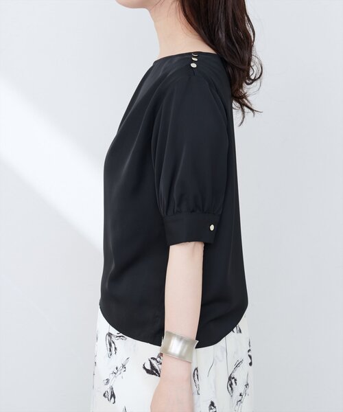 natural couture(ナチュラルクチュール)の「アシメネック金釦装飾ブラウス(シャツ/ブラウス・レディース・イエロー/アイボリー/サックスブルー/ピンク/ブラック・FREE)」の12枚目の写真
