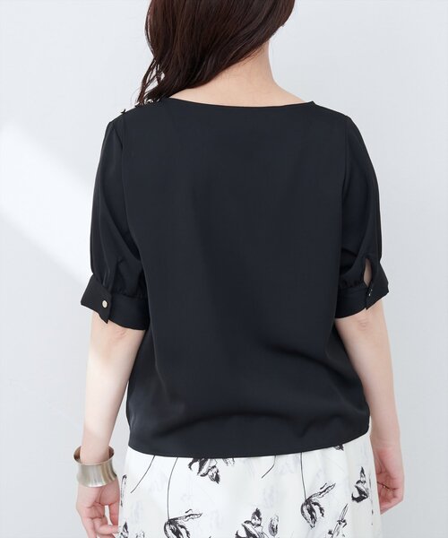 natural couture(ナチュラルクチュール)の「アシメネック金釦装飾ブラウス(シャツ/ブラウス・レディース・イエロー/アイボリー/サックスブルー/ピンク/ブラック・FREE)」の11枚目の写真