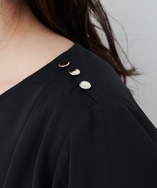 natural couture(ナチュラルクチュール)の「アシメネック金釦装飾ブラウス(シャツ/ブラウス・レディース・イエロー/アイボリー/サックスブルー/ピンク/ブラック・FREE)」の9枚目の写真