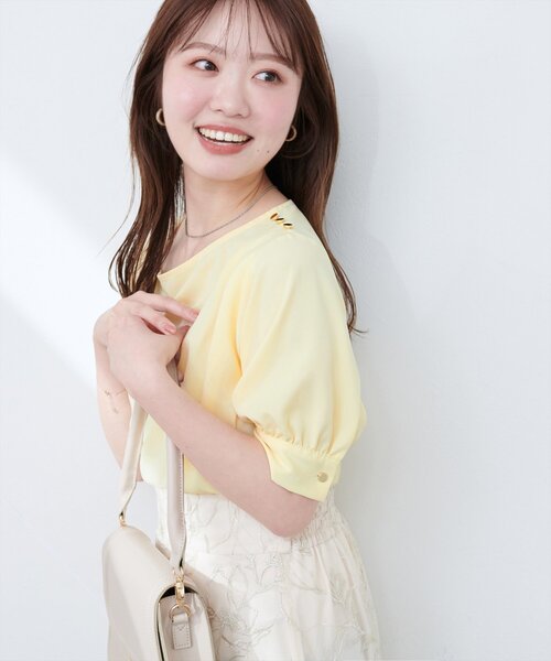 natural couture(ナチュラルクチュール)の「アシメネック金釦装飾ブラウス(シャツ/ブラウス・レディース・イエロー/アイボリー/サックスブルー/ピンク/ブラック・FREE)」の21枚目の写真