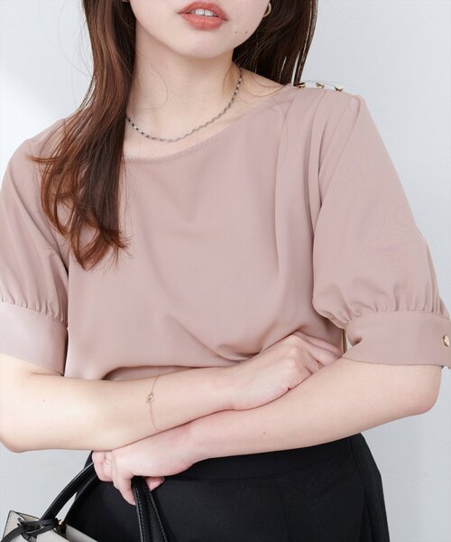 natural couture(ナチュラルクチュール)の「アシメネック金釦装飾ブラウス(シャツ/ブラウス・レディース・イエロー/アイボリー/サックスブルー/ピンク/ブラック・FREE)」の17枚目の写真