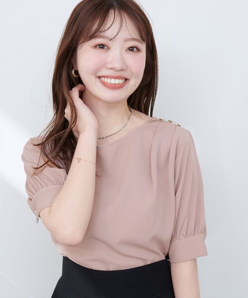 natural couture(ナチュラルクチュール)の「アシメネック金釦装飾ブラウス(シャツ/ブラウス・レディース・イエロー/アイボリー/サックスブルー/ピンク/ブラック・FREE)」の16枚目の写真
