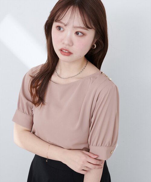 natural couture(ナチュラルクチュール)の「アシメネック金釦装飾ブラウス(シャツ/ブラウス・レディース・イエロー/アイボリー/サックスブルー/ピンク/ブラック・FREE)」の15枚目の写真