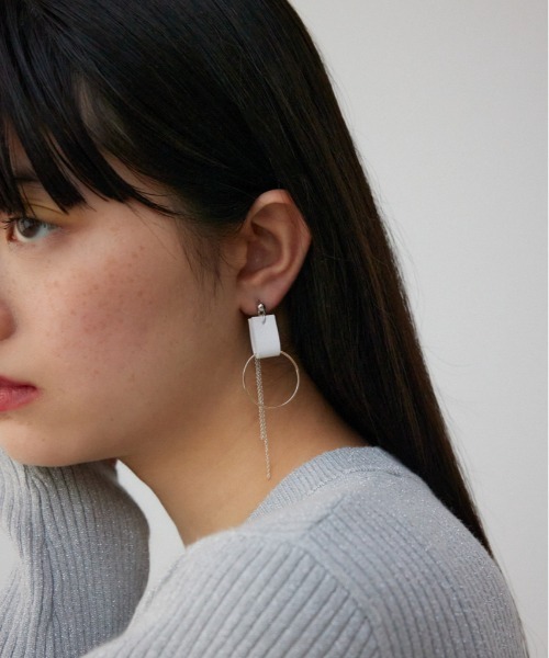 AZUL by moussy(アズールバイマウジー)の「フェイクレザーバイカラーアシンメトリーピアス(ピアス(両耳用)・レディース・ライトブルー/ホワイト/ライトグレー・FREE)」の1枚目の写真