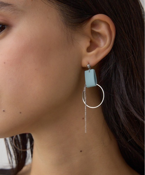 AZUL by moussy(アズールバイマウジー)の「フェイクレザーバイカラーアシンメトリーピアス(ピアス(両耳用)・レディース・ライトブルー/ホワイト/ライトグレー・FREE)」の3枚目の写真