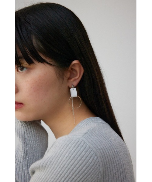 AZUL by moussy(アズールバイマウジー)の「フェイクレザーバイカラーアシンメトリーピアス(ピアス(両耳用)・レディース・ライトブルー/ホワイト/ライトグレー・FREE)」の4枚目の写真